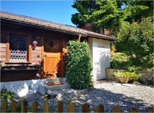 Un jardín fuera de Chalet with panoramic views of the mountains of the Oberland and Lake Thun