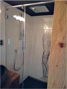 Un baño de Chalet with panoramic views of the mountains of the Oberland and Lake Thun