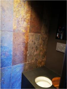Un baño de Chalet with panoramic views of the mountains of the Oberland and Lake Thun