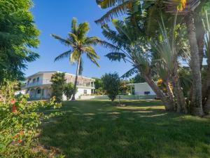 una vista de la casa desde el patio en 7br Massive Villa In Sosa - 2mins From Nightlife, en Sosúa