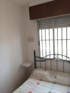 ラ・マタにあるSunset La Mataの小さなベッドルーム(ベッド1台、窓付)