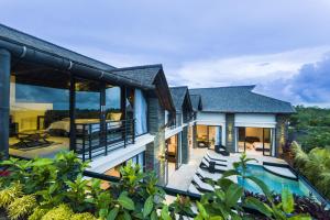 烏魯瓦圖的住宿－14號棕櫚樹酒店，享有带游泳池的房屋外部景致