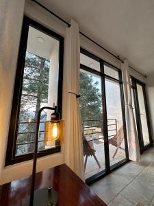 Zimmer mit einem Schreibtisch und einem großen Fenster in der Unterkunft Casa Madera 2A in Zacatlán