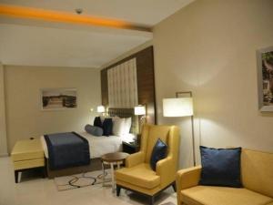 Posezení v ubytování The Envoy Hotel and Suites