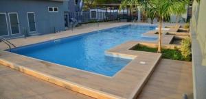Bazén v ubytování The Envoy Hotel and Suites nebo v jeho okolí