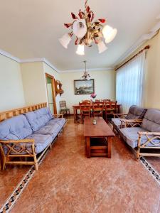 een woonkamer met banken en een tafel bij Beachfront Bungalow In La Mata, Torrevieja in Torrevieja