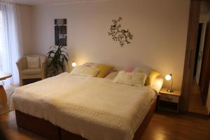 1 dormitorio con 1 cama y 1 silla en Rügenurlaub 1 en Bergen auf Rügen