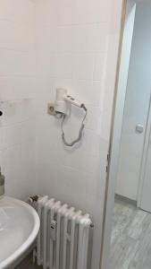 a bathroom with a sink and a radiator in it at Neu renovierte Whg nähe Wasserbahnhof und Krankenhaus mit Aufzug Große Küche in Mülheim an der Ruhr
