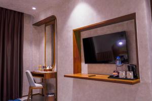 Televizorius ir (arba) pramogų centras apgyvendinimo įstaigoje de JAVA Hotel Bandung