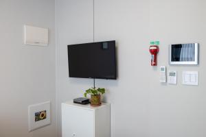 Телевизия и/или развлекателен център в Grand Bleu Hotel & Residence