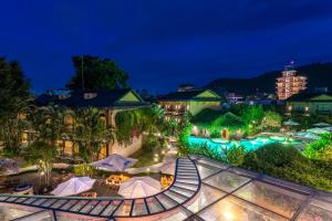 ein Resort mit Pool in der Nacht in der Unterkunft Temple Tree Resort & Spa in Pokhara