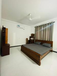 ヒッカドゥワにあるNishu Villa Hikkaduwaの部屋の中に大きなベッドがある寝室
