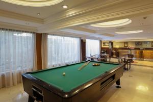Una mesa de billar en Click Grand Hotel - Bur Dubai