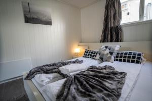 une chambre avec un grand lit avec une couverture dessus dans l'établissement Bnb Central Apartment 4Stavanger - Berti-2rooms, à Stavanger