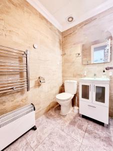 a bathroom with a toilet and a sink at Bungalow near the Salt Lakes of Torrevieja and La Mata and their beaches in La Mata