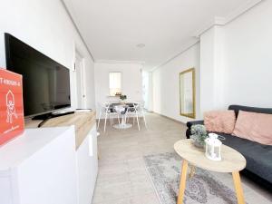 Televízia a/alebo spoločenská miestnosť v ubytovaní Elegant apartment in an excellent area + 28 fotografií