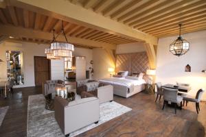 
a room with a bed, table, chairs and a fireplace at Boutique Hotel Steenhof Suites in Leiden
