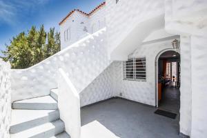 Balkón alebo terasa v ubytovaní Apartment near the beach with a huge terrace patio, wifi and parking