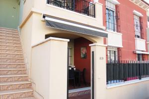 eine Eingangstür eines Gebäudes mit einem Tisch in der Unterkunft Retreat Near the Sea Av La Mancha Aguas Nuevas in Torrevieja