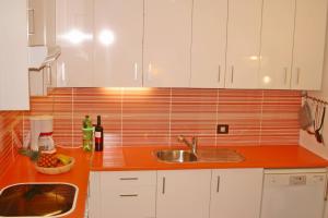 A kitchen or kitchenette at Casa Golfin - Mediterranean-style house in Tenerifes sunny south Még 22 kép