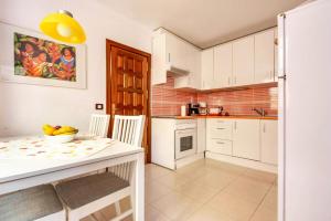 A kitchen or kitchenette at Casa Golfin - Mediterranean-style house in Tenerifes sunny south