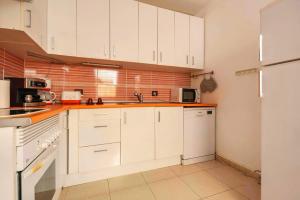A kitchen or kitchenette at Casa Golfin - Mediterranean-style house in Tenerifes sunny south