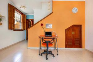 A television and/or entertainment centre at Casa Golfin - Mediterranean-style house in Tenerifes sunny south