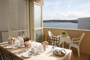 stół z widokiem na wodę z balkonu w obiekcie B&B Gelsimori w mieście Otranto
