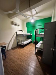 Postel nebo postele na pokoji v ubytování Akinabalu Youth Hostel