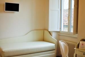 a white bench in a room with a window at Tornabuoni View in Florence