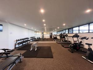 吉朗Urban Drift - Cosy Balcony Nook near Waterfront的拥有一排排健身自行车和跑步机的健身房