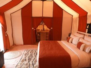Postel nebo postele na pokoji v ubytování Sleeping in a Luxury tent in Merzouga desert