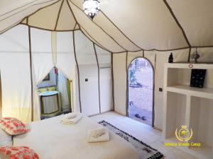 Postel nebo postele na pokoji v ubytování Sleeping in a Luxury tent in Merzouga desert