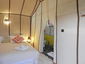 Postel nebo postele na pokoji v ubytování Sleeping in a Luxury tent in Merzouga desert