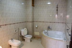 Phòng tắm tại 5 bedroom holiday Villa Yasmine, perfect for family holidays, near beaches +102 ảnh