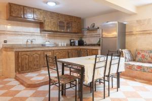 Nhà bếp/bếp nhỏ tại 5 bedroom holiday Villa Yasmine, perfect for family holidays, near beaches