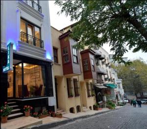 un edificio sul lato di una strada di Lika Hotel - Eco Double Room a Istanbul