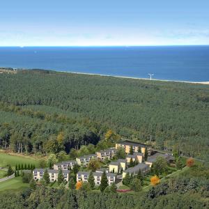 eine Luftansicht eines Hauses auf einem Hügel neben dem Meer in der Unterkunft Ruhige Ferienwohnung in Graal Müritz (EW) in Graal-Müritz