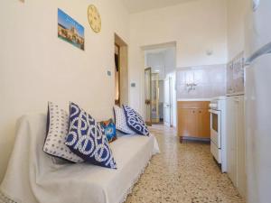 Una sala de estar con un sofá y una cocina. en Sea View Villa Scirocco 30 Meters From The Sea, en Torre Specchia Ruggeri 17 fotos más