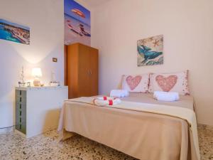 Un dormitorio con una cama y una cómoda. en Sea View Villa Scirocco 30 Meters From The Sea, en Torre Specchia Ruggeri