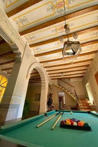 un tavolo da biliardo con sfere da gioco sopra di Rustic charm, Olivo Suite with private bathroom and unique views ad Alzira Altre 28 foto