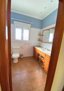 un bagno con un water e un lavandino di Rustic charm, Olivo Suite with private bathroom and unique views ad Alzira