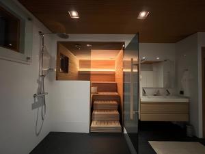 Kuchyň nebo kuchyňský kout v ubytování Luxury Riverside Villa w Magnificent River Views