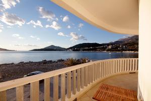 balcone con vista sull'acqua di Sea view Apartments Rafailovici DOO PLAVA VILA a Budua