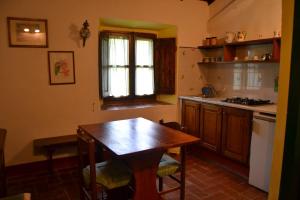 Kuchyň nebo kuchyňský kout v ubytování 2 cozy rooms in amazing Tuscany with rustic style