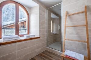 Kúpeľňa v ubytovaní Chalet La Chapelle aux pieds des pistes + 24 fotografií