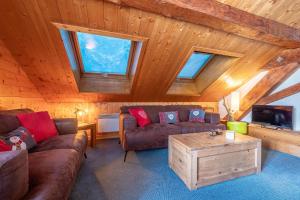 Televízia a/alebo spoločenská miestnosť v ubytovaní Chalet La Chapelle aux pieds des pistes