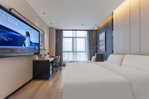 TV a/nebo společenská místnost v ubytování Atour Hotel Wuhan Yellow Crane Tower Shouyi Plaza