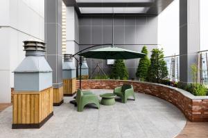 Кът за сядане в Grand Bleu Hotel & Residence