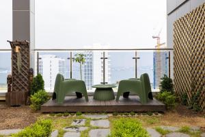 Кът за сядане в Grand Bleu Hotel & Residence